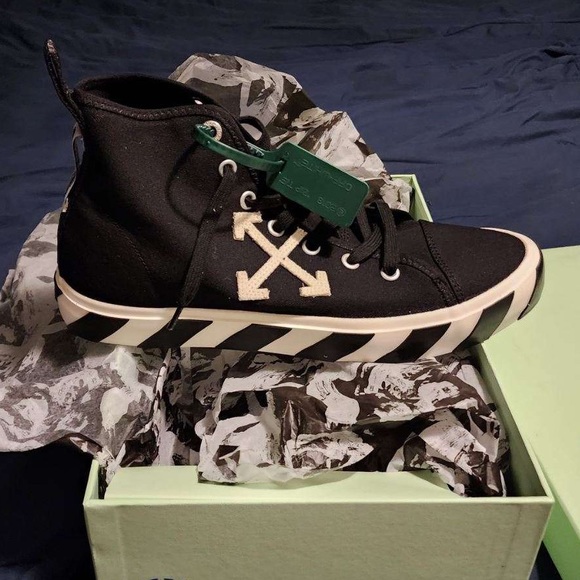 Off-White c/o Virgil Abloh™ - Picture 1 of 8